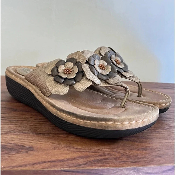 Clark Artisan Sz 9.5 Beaded Floral Metallic Platform Sandals Thongs Boho Femme - Picture 1 of 15
